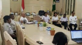 Bupati Aru Timotius Kaidel,Didampingi Wakil Bupati Moh Djumpa,Direktur RSU Cendrawasih Dobo Martin Haurisa Dalam Acara Serah Terima Lahan 