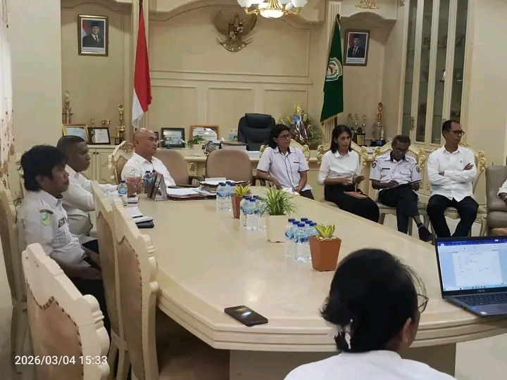 Bupati Aru Timotius Kaidel,Didampingi Wakil Bupati Moh Djumpa,Direktur RSU Cendrawasih Dobo Martin Haurisa Dalam Acara Serah Terima Lahan 