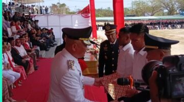 Secara Simbolis,Bupati Aru Serahkan Remisi Umum Bagi 52 Warga Binaan Lapas Dobo